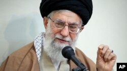 Pemimpin Tertinggi Iran, Ayatollah Ali Khamenei di Teheran, Iran, Selasa, 2 Januari 2018. 