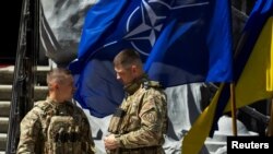 Військовослужбовці президентської гвардії України під час пресконференції президента України Володимира Зеленського та генерального секретаря НАТО Єнса Столтенберга. 29 квітня 2024 року. REUTERS/Томас Пітер