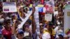 Varias personas sostienen actas de recuento de votos durante una protesta contra los resultados oficiales que declararon al presidente Nicolás Maduro ganador de las elecciones presidenciales, en Bogotá, Colombia, el sábado 17 de agosto de 2024. (Foto AP/Matias Delacroix)