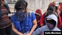 Primer grupo de migrantes del programa de Protocolo de Protección de Migrantes accede a El Paso, Texas,por el puente internacional Paso Norte, acompañados por representantes de ACNUR, OIM y UNICEF el viernes 26 de febrero de 2021. [Foto VOA/Celia Mendoza]
