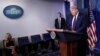 El presidente Donald Trump se dirige a los periodistas durante una comparecencia celebrada la Casa Blanca, a la que no asistió ninguno de los expertos del equipo designado por el Ejecutivo para hacer frente a la pandemia.