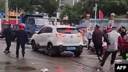 ພາບ​ທີ່​ໄດ້​ມາ​ຈາກ​ວິ​ດີ​ໂອ​ໃນ​ສື່​ສັງ​ຄົມ ຈີນ ເມື່ອ​ວັນ​ທີ 19 ພະ​ຈິກ 2024, ສະ​ແດງ​ໃຫ້​ເຫັນ​ເຫດ​ການ​ລົດ​ຕຳ​ຄົນ​ຢູ່ນອ​ກ​ໂຮງ​ຮຽນ​ປະ​ຖົມ ຢົງ​ອານ ໃນ​ເມືອງ ຊາງ​ເດ, ແຂວງ ຮູ​ໜານ, ຈີນ. ນັກ​ຮຽນຫຼາຍ​ຄົນ​ໄດ້​ຮັບ​ບາດ​ເຈັບ.