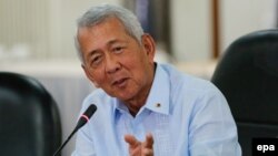 菲律賓外長亞賽說，裁決是‘一個里程碑式的決定’

