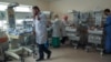 Médicos palestinos atienden a bebés prematuros evacuados del Hospital de Al Shifa, en la Ciudad de Gaza, en Rafah, en el sur de la Franja de Gaza, en espera de ser trasladados a Egipto, el 19 de noviembre de 2023.
