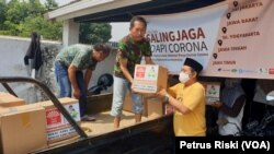 Bantuan sosial dikirimkan ke luar kota Surabaya untuk warga miskin yang terdampak ekonominya karena corona. (Foto: VOA/Petrus Riski)