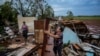ARCHIVO - Varias personas recuperan pertenencias de su casa, destruida por el huracán Rafael, en Alquizar, Cuba, el 7 de noviembre de 2024. 