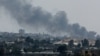 El humo se eleva tras los ataques israelíes durante una operación militar israelí en Rafah, visto desde Khan Younis, en el sur de la Franja de Gaza, el 28 de mayo de 2024.