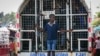 Un niño viaja de pie en la parte trasera de un camión que contiene a haitianos detenidos por las autoridades migratorias dominicanas, el viernes 17 de mayo de 2024, en Dajabón, República Dominicana.
