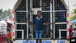 Un niño viaja de pie en la parte trasera de un camión que contiene a haitianos detenidos por las autoridades migratorias dominicanas, el viernes 17 de mayo de 2024, en Dajabón, República Dominicana.