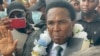 Venâncio Mondlane ergue uma bíblia e faz juramento simbólico como "presidente eleito pelo povo". Maputo, Moçambique, 9 de janeiro 2025