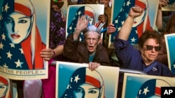 Warga kota New York melakukan parade untuk mendukung imigran Muslim dengan menentang Kepres "larangan perjalanan" (travel ban) oleh Presiden Donald Trump (foto: ilustrasi). 