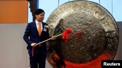 資料照片：小米公司創始人，董事長兼首席執行官雷軍準備在香港交易所敲鑼，小米公司在香港上市。（2018年7月9日）