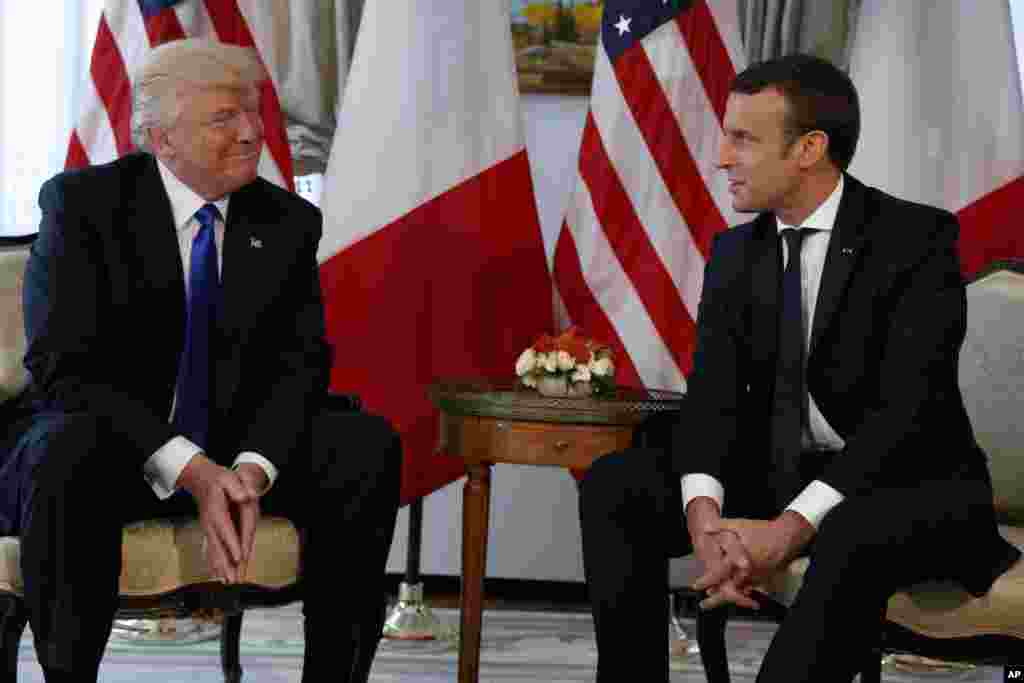 Le nouveau président élu français Emmanuel Macron rencontre son homologue américain dans le cadre d'une réunion de l'Otan, Bruxelles, le 25 mai 2017.