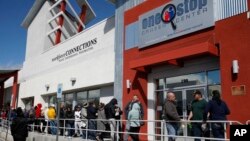 Les gens font la queue pour obtenir de l'aide en matière d'allocations de chômage au guichet unique du One-Stop Career Center à Las Vegas (Nevada), le 17 mars 2020. (Photo: AP)