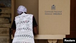 Angolana vota em Luanda