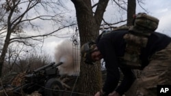Ukraynalə əsgər Ukraynanın Xarkiv bölgəsində rus mövqelərinə atəş açır. 12 mart, 2025.