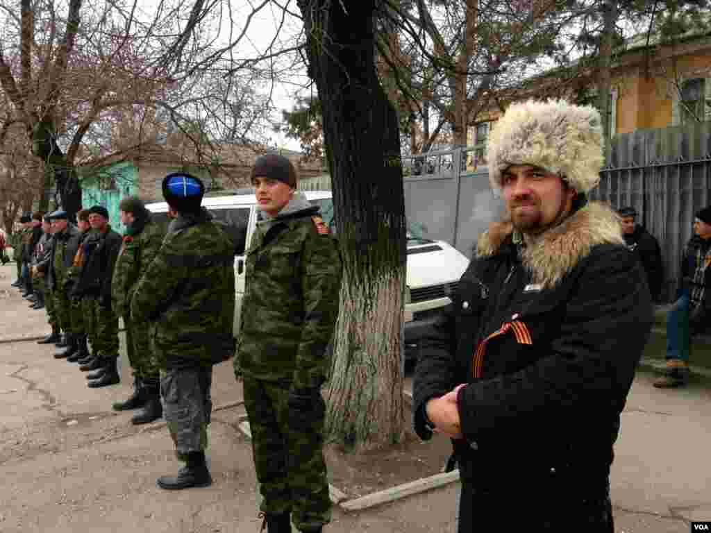 Pro-Russian irregulars form self defense units in Crimea's capital, Simferopol, Ukriane, March 2, 2014. (Elizabeth Arrott/VOA).