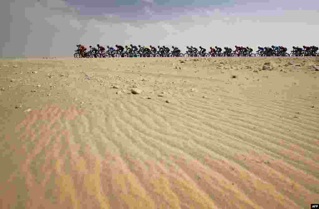 The pack rides in the desert during the first stage of the 2016 Tour of Qatar, between Dukhan and Al Khor Corniche.