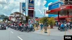 Cola de motorizados para surtir gasolina en una estación de servicio al este de Caracas, Venezuela. Septiembre 11, 2020. [Foto: Carolina Alcalde - VOA]