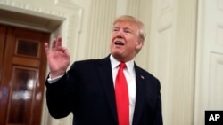 El presidente Donald Trump dice estar convencido de que Ucrania interfirió en las elecciones presidenciales de EE.UU. de 2016.