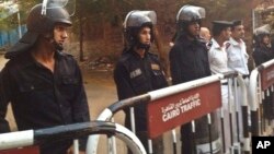 Des policiers devant une morgue au Caire, le 31 octobre 2015. (AP Photo/Nariman El-Mofty)