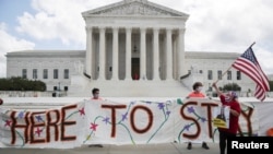 Penerima DACA dan pendukungnya di luar Gedung Mahkamah Agung di Washington, 18 Juni 2020. (Photo: Reuters)