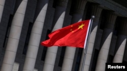 资料照：北京人大会堂前飘扬的中国国旗。