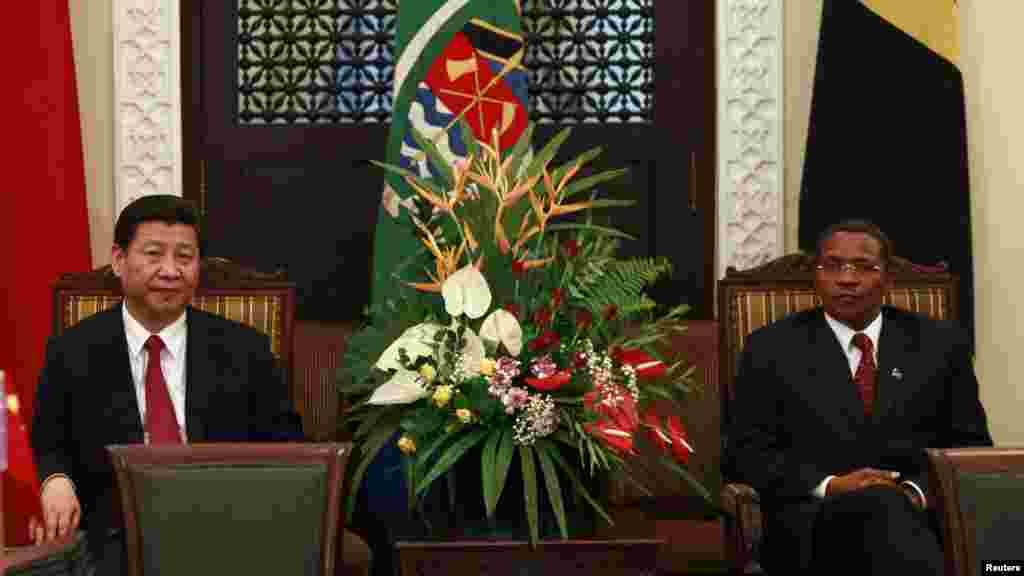 Le président chinois Xi Jinping (d) et son homologue tanzanien Jakaya Kikwete (g) discutent de la coopération bilatérale à la State House à Dar es Salaam, Tanzanie, le 24 mars 2013. 