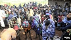 Warga berkumpul menyaksikan upacara sunat seorang remaja perempuan dari suku Sebei di Uganda (foto: dok.)