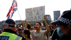 Para pedemo menentang pembatasan sosial yang lebih ketat berunjuk rasa di Lapangan Trafalgar, di London, Inggris, 19 September 2020. (Foto: Reuters)