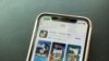 ARCHIVO - Los logos de TikTok y WeChat aparecen en un teléfono celular.