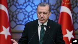 El presidente turco, Recep Tayyip Erdogan, habló por teléfono con el presidente de EE.UU., Donald Trump, durante 45 minutos. 