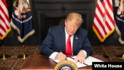 Le président Donald J. Trump signe les sanctions contre l'Iran, Bedminster, le New Jersey, le 5 août 2018.