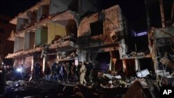 Orang-orang berkumpul setelah serangan ledakan di daerah Sayyida Zeinab, 10 kilometer selatan Damaskus, Suriah, sebagai ilustrasi. (Foto: AP)