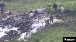 Pasukan keamanan Israel memeriksa sisa-sisa pesawat tempur F-16 milik Israel, dekat Desa Harduf, Israel, 10 Februari 2018. 
