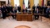 Delegacije Srbije i Kosova i bivši predsednik SAD Donald Tramp na potpisivanju sporazuma 4. septembra 2020.