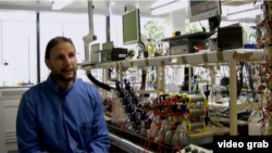Ioannis Ieropoulos dari University of Bristol merupakan ahli dalam membangkitkan daya dari sumber-sumber tak biasa, seperti sel-sel mikroba. 