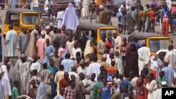 Une foule s'assemble pour constater les dégats après une attentat attribué au gorupe Boko Haram