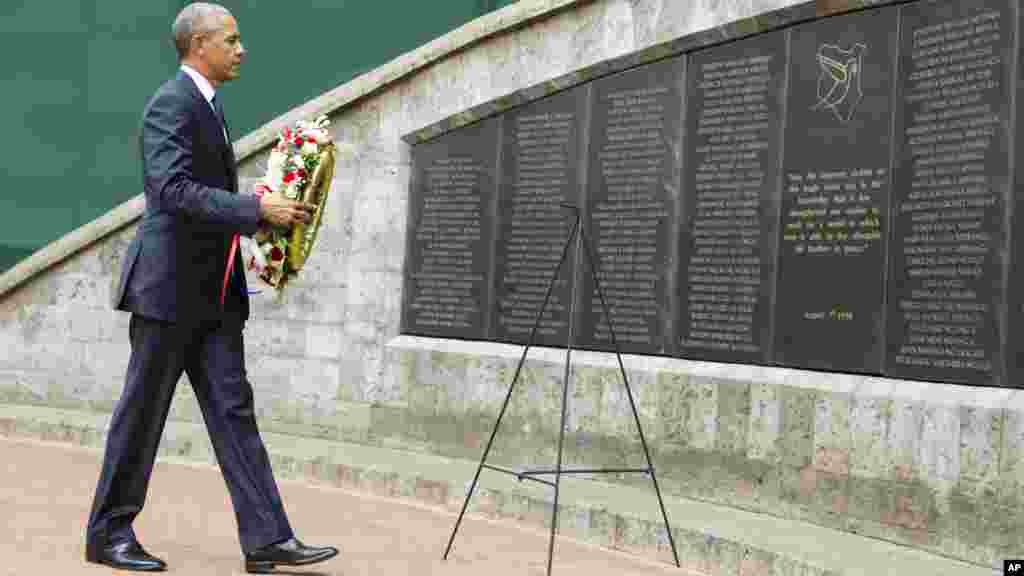 Barack Obama participe à une cérémonie de dépôt de gerbes, au Memorial Park en l'honneur des victimes de l'attentat meurtrier en 1998 contre l'ambassade américaine au Kenya, le 25 juillet 2015 .