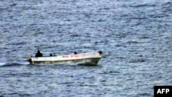 Hải tặc Somalia trên chiếc thuyền nhỏ trong vùng biển quốc tế ngoài khơi bờ biển Somalia