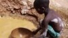 Abou Keita, 5 ans, cherche de l'or dans la mine de Djikouloumba, près de la région de Kankan, en Guinée, 27 avril 2008. AP / Rukmini Callimachi