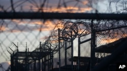 El Pentágono dijo que aún quedan 61 detenidos en la prisión de Guantánamo, Cuba.