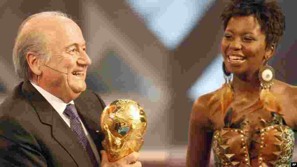 Shugaban FIFA Sepp Blatter a lokacin da Afirka ta Kudu ta ci gasar Kwallon Kafa na Duniya na 2010. 