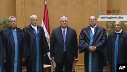 Adly Mansour (tengah) dilantik menjadi Presiden sementara Mesir, di Mahkamah Konstitusional Mesir di Kairo (4/7).