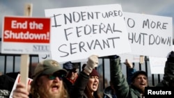 Archivo - 10 enero 2019 - Empleados del Servicio Nacional de Recolección de Impuestos, protestan en Covington, Kentucky.