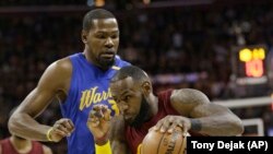  Kevin Durant (à gauche) contre LeBron James. 