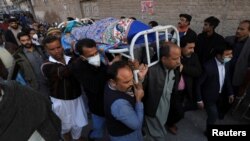 مردان در حال حمل جسد کشیش ویلیام سراج - ۳۰ ژانویه ۲۰۲۲