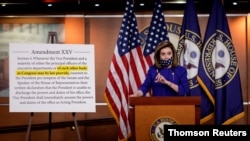 La presidenta de la Cámara de Reresentantes, Nancy Pelosi, presenta legislación para crear la comisión de la 25a Enmienda durante la conferencia de prensa en el Capitolio en Washington, el 9 de octubre de 2020.