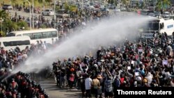 Las protestas contra el golpe militar en Myanmar se han centrado en las principales ciudades del país. La Junta militar ha decretado un toque de queda desde el lunes 8 de febrero.