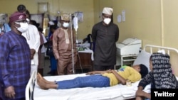 Kwamishinan Lafiya na jihar Ekiti, (dama) Oyebanji Filani lokacin da yake kai wa daliban ziyara a asibiti (Twitter/ Ekiti Ministry of Health)